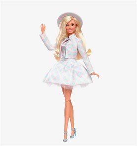 {{productViewItem.photos[photoViewList.activeNavIndex].Alt || productViewItem.photos[photoViewList.activeNavIndex].Description || 'Кукла Barbie The Movie - Марго Робби в роли Барби в клетчатом наряде и шляпе'}}